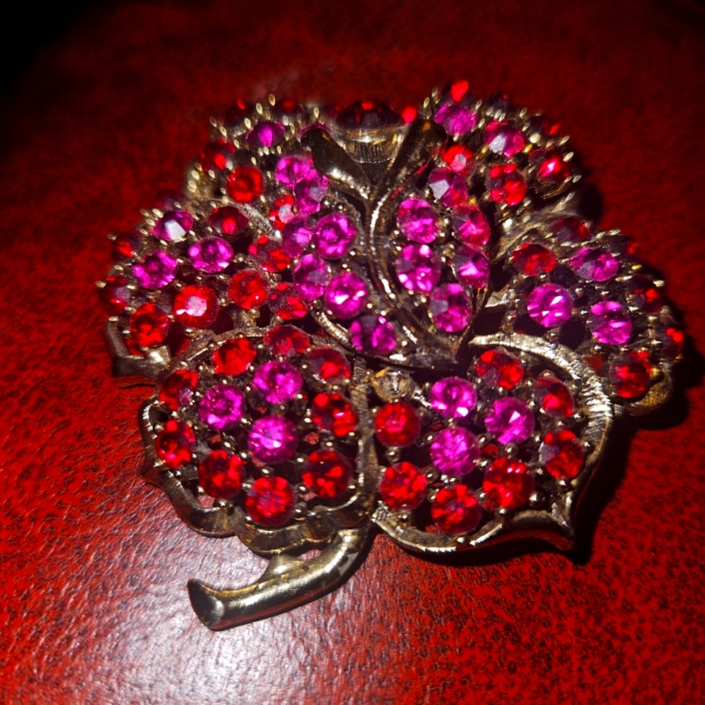 Vintage Weiss signed Pin